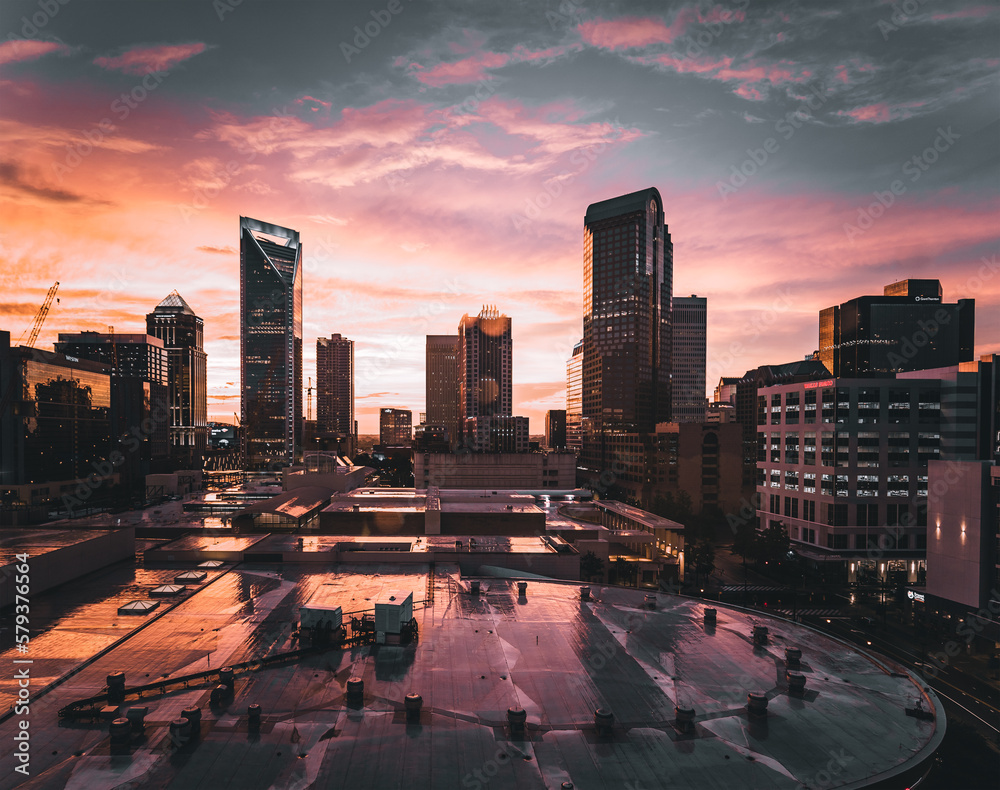 Fototapeta premium Epic sunset in downtown Charlotte, North Carolina.