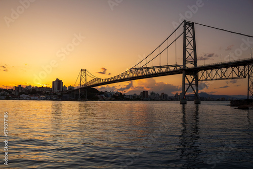paisagem da silhueta da ponte Hercílio luz de Florianopolis refletindo no mar em Santa Catarina Brasil Florianópolis © Fotos GE