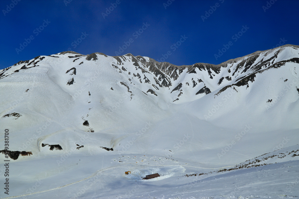 残雪期の雷鳥沢と雷鳥坂の風景