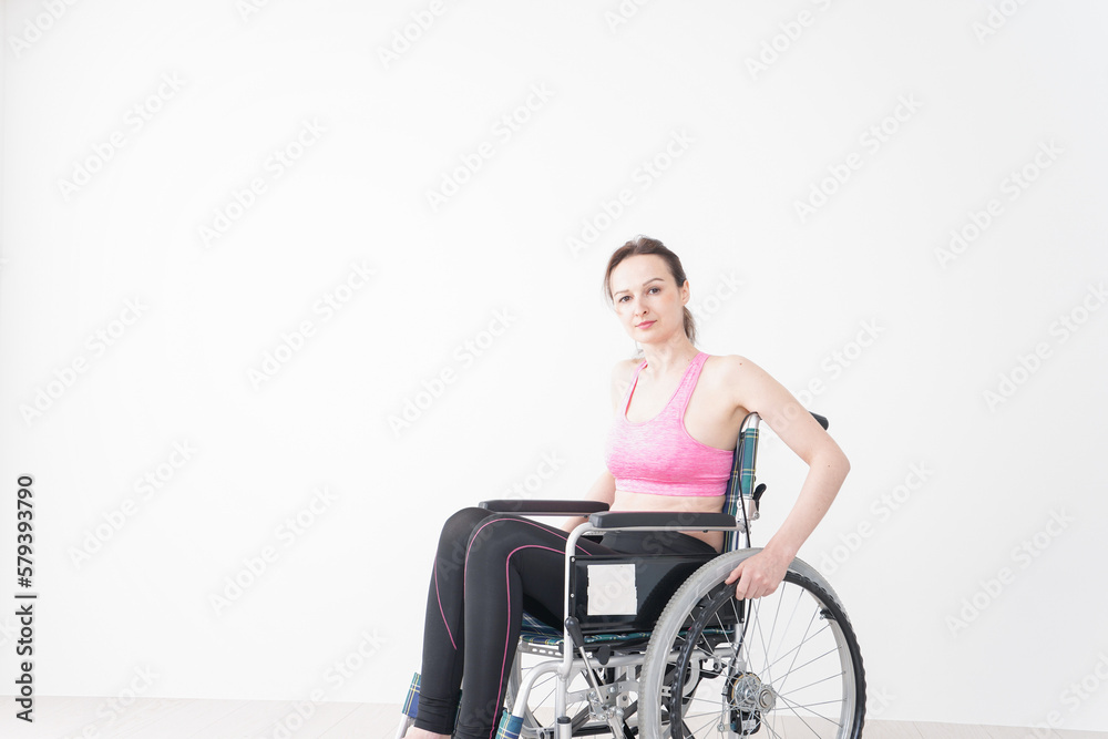 スポーツウェアを着て車椅子に乗る外国人の女性 スポーツウェアを着て車椅子に乗る外国人の女性