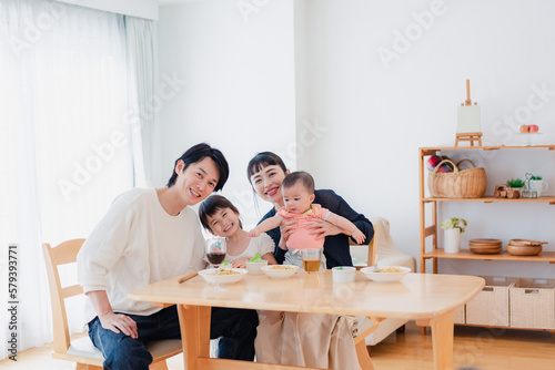 子どもたちと食卓を囲むファミリー photo