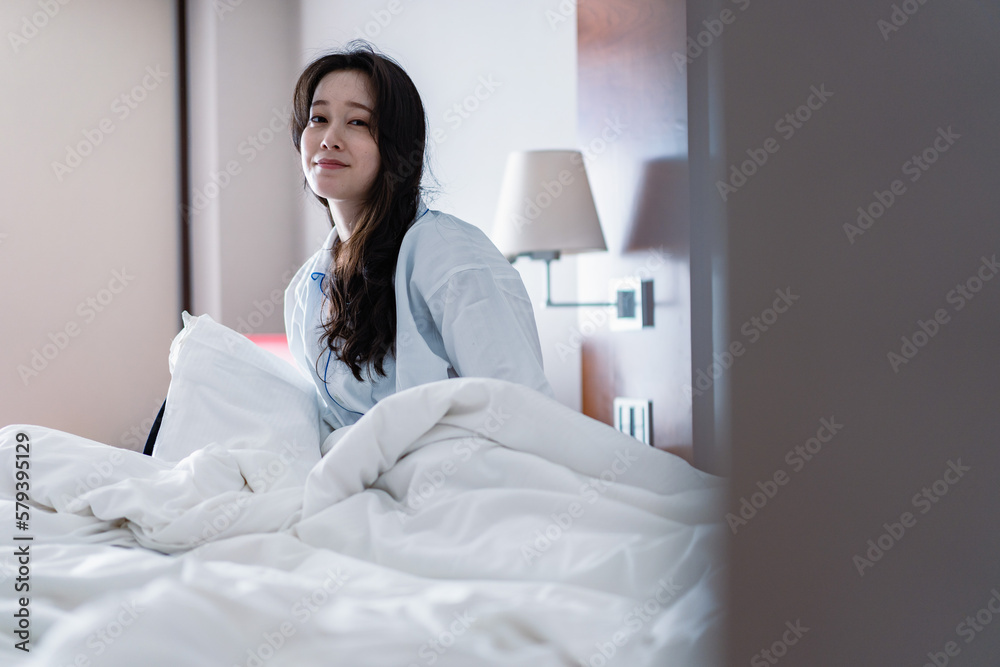 二日酔いに苦しむ若い女性 二日酔いに苦しむ若い女性