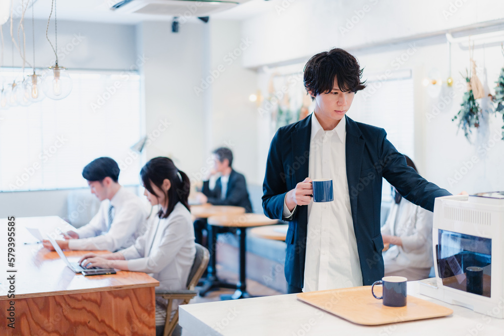 シェアオフィスでコーヒーを飲むビジネスマン