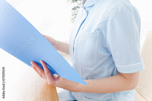 Fotografiet 書類を読む看護師