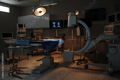 Fotografie Operating Room Technology: Advanced medical equipment fills a sterile operating room, ready for a complex surgical procedure, highlighting technological innovation in healthcare