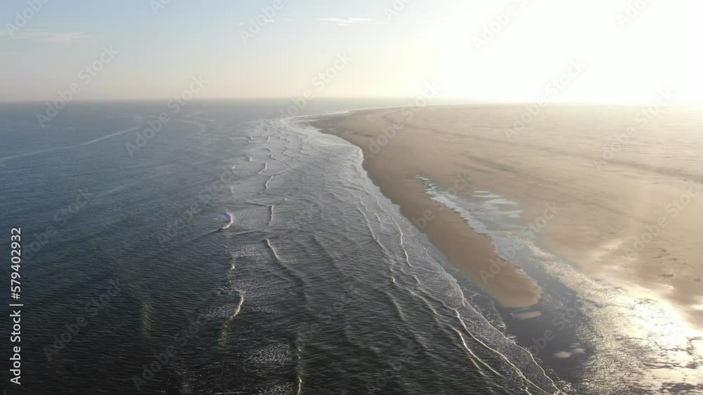 Sonnenaufgang am Meer / Strand langsamer Drohnenflug mit Wellen und schäumendem Wasser