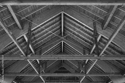 Architektonische Symmetrie in Schwarz-weiß - Dachkonstruktion im Detail photo