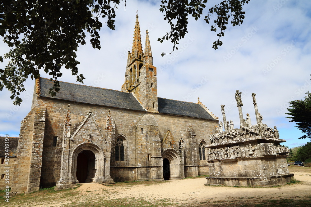 Calvaire et chapelle de Tronoën en Bretagne