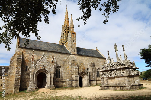 Obraz na płótnie Calvaire et chapelle de Tronoën en Bretagne w salonie