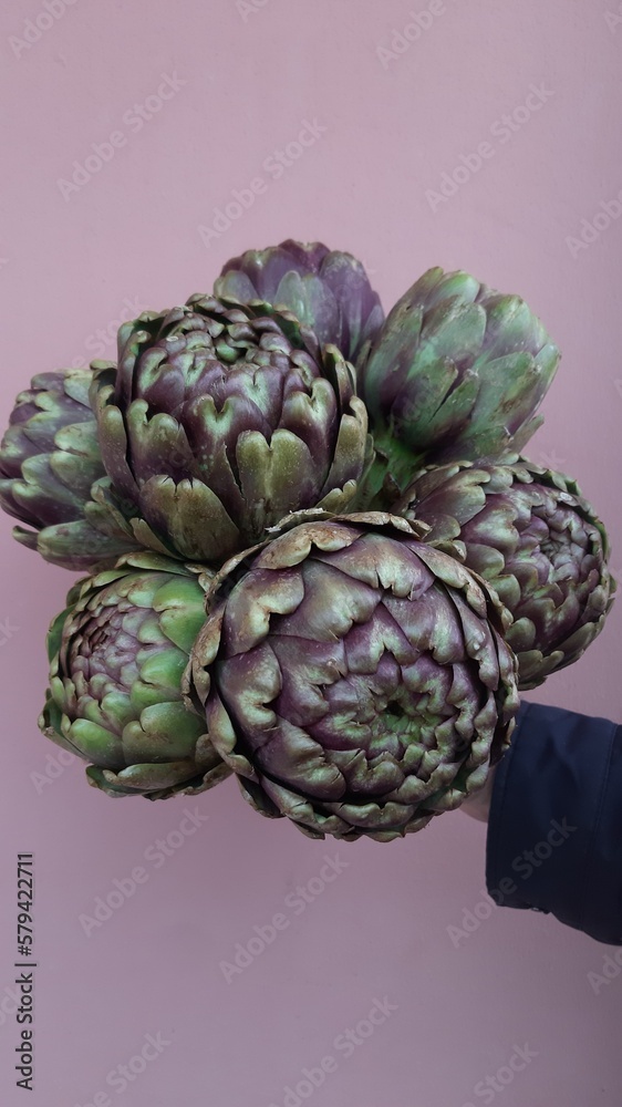 Fototapeta premium Mazzo di carciofi romaneschi
