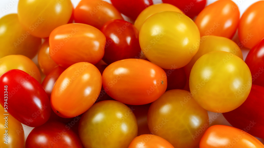 tomates cerises jaunes, oranges et rouges en gros plan tomates cerises jaunes, oranges et rouges en gros plan