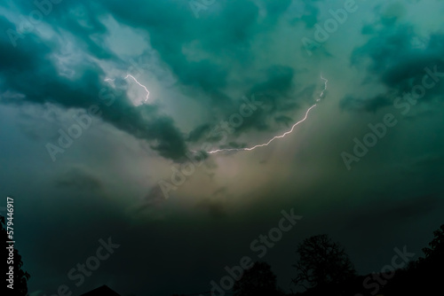 éclair réel lors d'un orage dans la campagne  © Gwendal