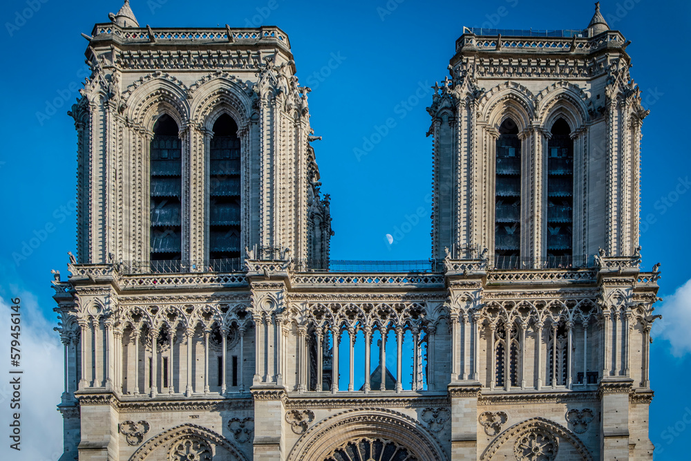 La lune derrière la cathédrale Notre-Dame de Paris, France, 5 février 2017 - obrazy, fototapety, plakaty 
