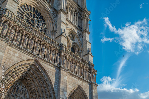 Cathédrale Notre-Dame de Paris sur un beau ciel bleu, France, 5 février 2017