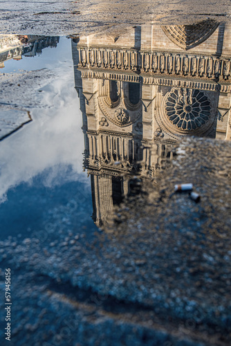 Reflet de la cathédrale Notre-Dame de Paris dans une flaque d'ea, France, 5 février 2017
