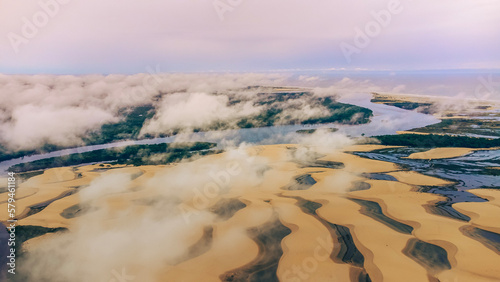 Rio Dunas Praia Lagoas Pequenos Lençóis Paisagem Barreirinhas Vilarejo Caburé Mandacaru Proteção Ambiental Paulino Neves Cenário Tropical Paradisíaco Paraíso Natureza Aéreo Drone Turismo 