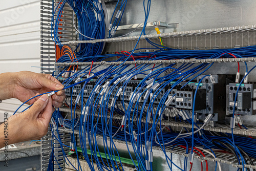 Φωτογραφία Closeup view of a process of insertion of a tag number to locate electrical wire