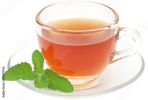 Foto Herbal tea in a cup with tulsi leaves
