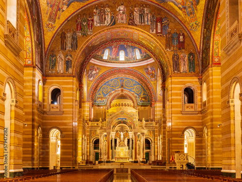 Interior view of the Cathedral Basilica of Saint Louis © Kit Leong