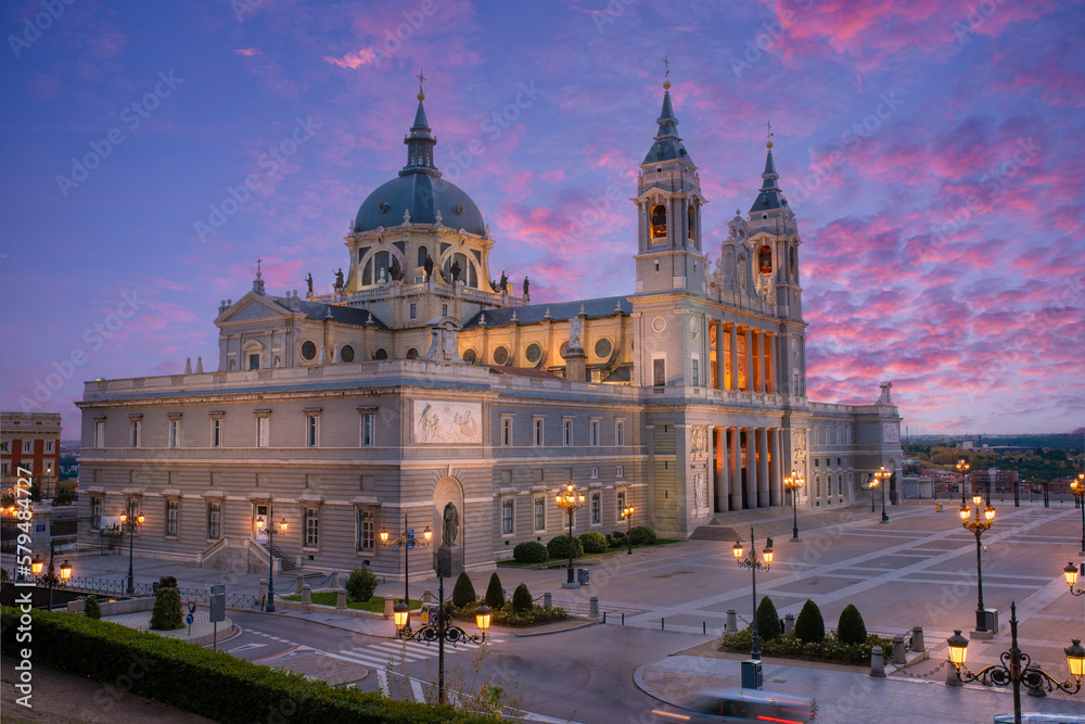Fototapeta premium Madrid skyline with Santa Maria la Real de La Almudena Cathedral and the Royal Palace during sunset. 