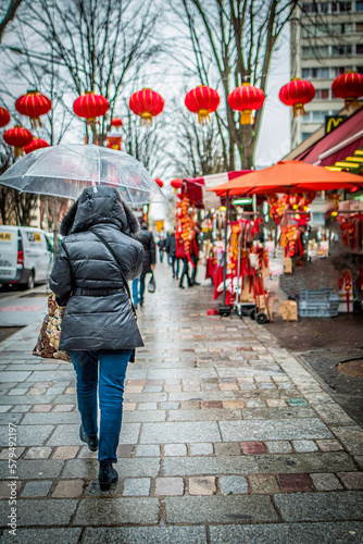 Une femme marche de dos sous la pluie pendant le nouvel an chinois à Paris, 4 février 2017 © SGU
