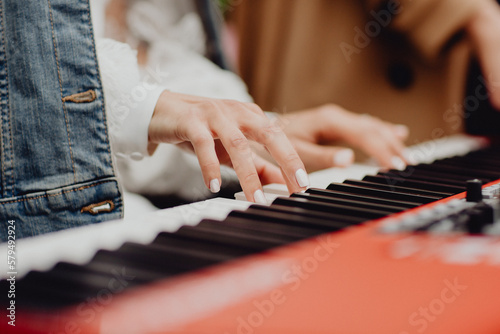 Femme jouant du piano photo