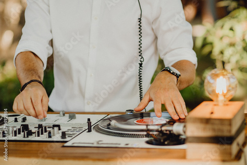 Le DJ mixant en extérieur pendant l'évènement festif photo