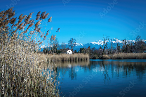 Lac Saint André, Isère, vue sur les montagnes enneigées