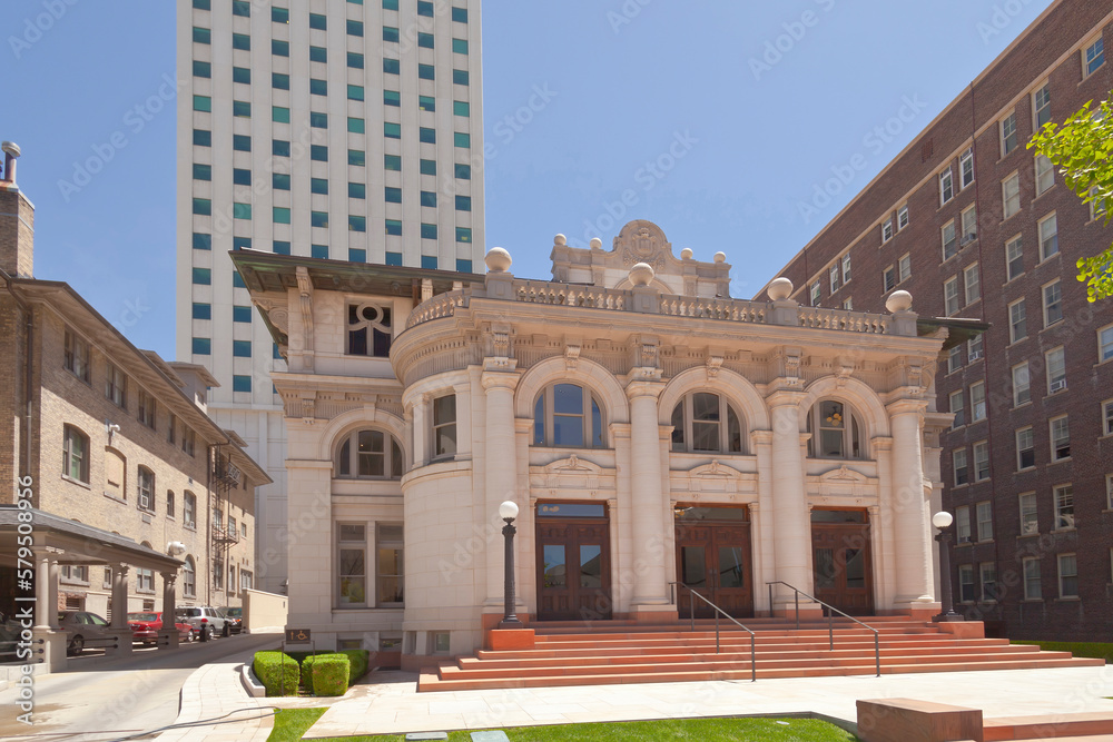 Fototapeta premium Architecture and businesses in Salt lake city Utah.