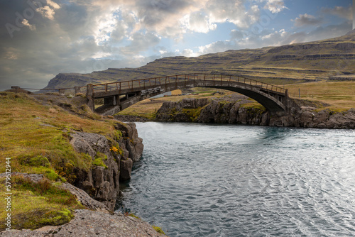 Verfallendes Fußgängerbrücke über einen kleinen Fluss bei Melrakkanes, Island