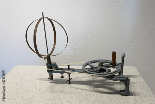 Foto Metal model of the earth, to show that the earth is somewhat flattened by its rotation