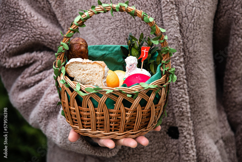 Koszyczek ze święconką wielkanocną
