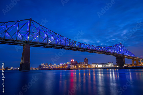 Montreal, the Jacques Cartier Bridge was the first in the world to be connected, it presents a light show by Moment Factory.