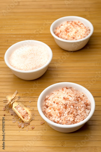 White bowls with coarse and fine Himalayan salt.