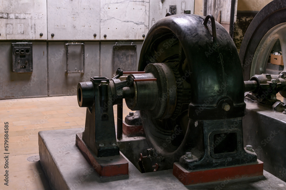 Fototapeta premium Viejo generador eléctrico. Alternador o dínamo antiguo