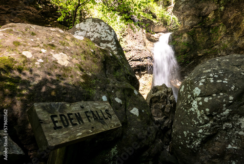 Obraz na płótnie waterfall in the forest w salonie