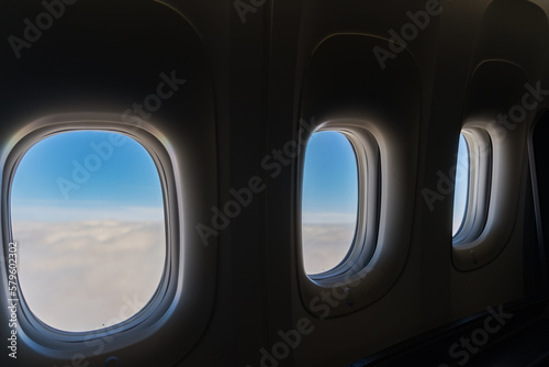 国際線ファーストクラスの機内窓 © Yusei