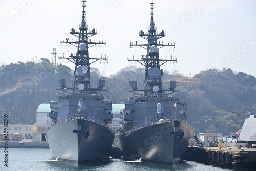 横須賀港に停泊する海上自衛隊護衛艦ゆうだち&いかづち