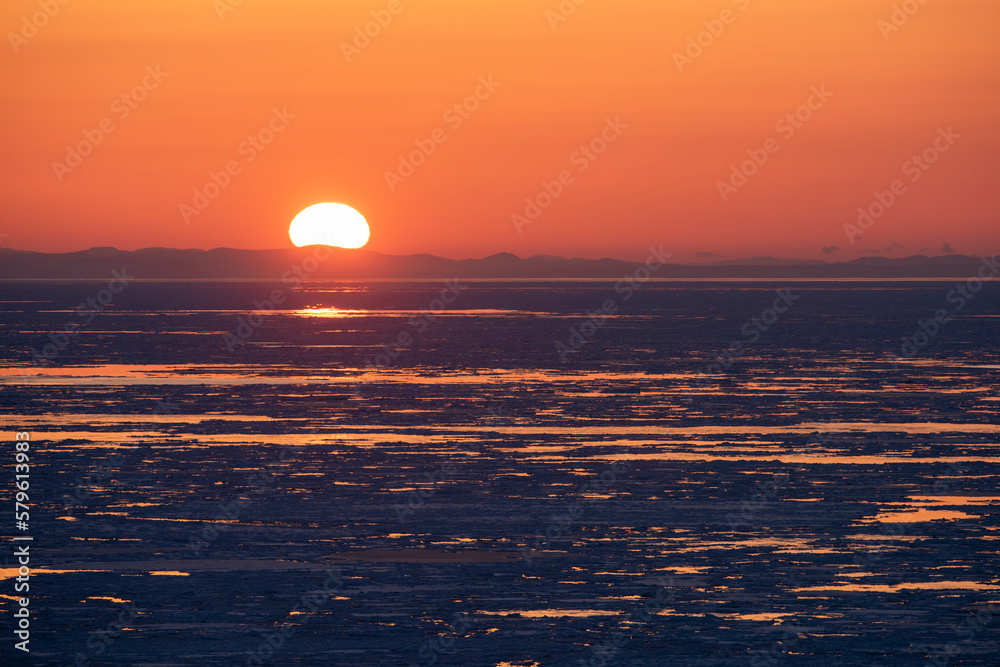 流氷のオホーツク海と夕日