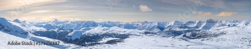 Las montañas rocosas de Canada desde la estación de esqui Sunshine Village en Alberta photo