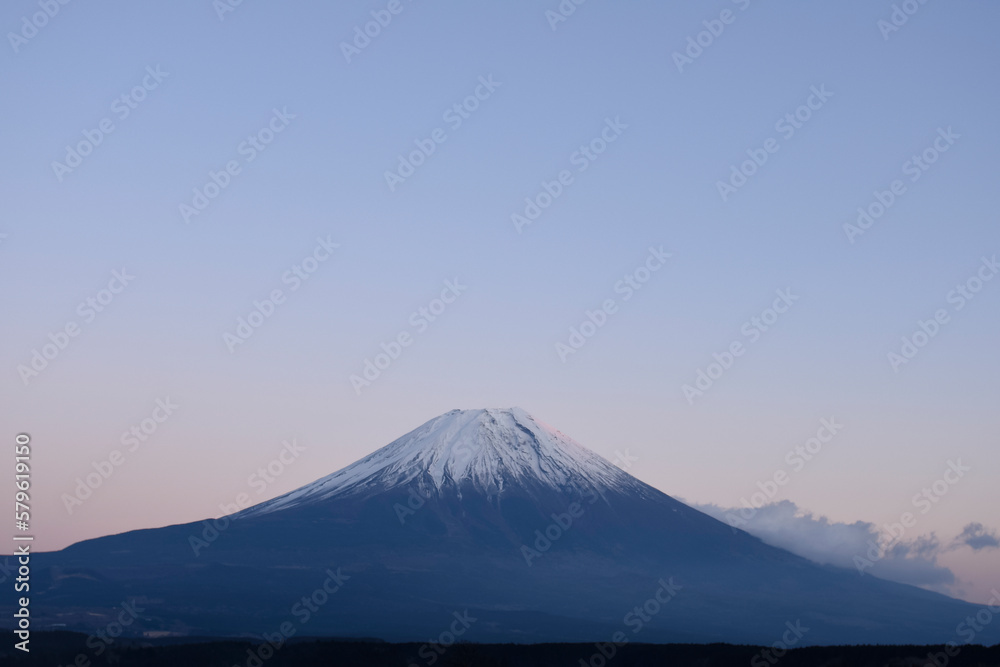 黄昏の富士。陽が沈んだ瞬間の静けさを感じる