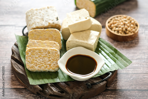 Quadro su tela raw tempeh and tofu on a cutting board