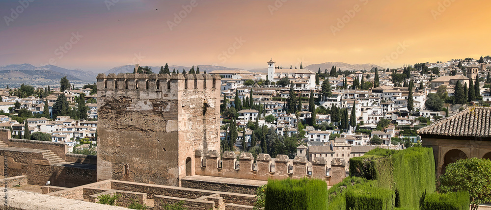 Torreón y muralla almenada del conjunto histórico de la Alhambra sobre la ciudad de Granada, España