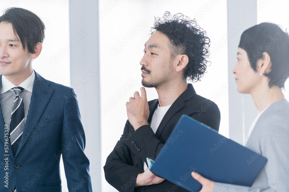 話をするビジネスマン 話をするビジネスマン