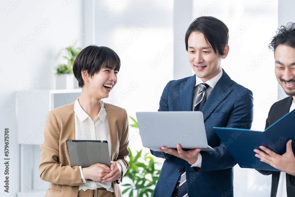 話をする日本人男女