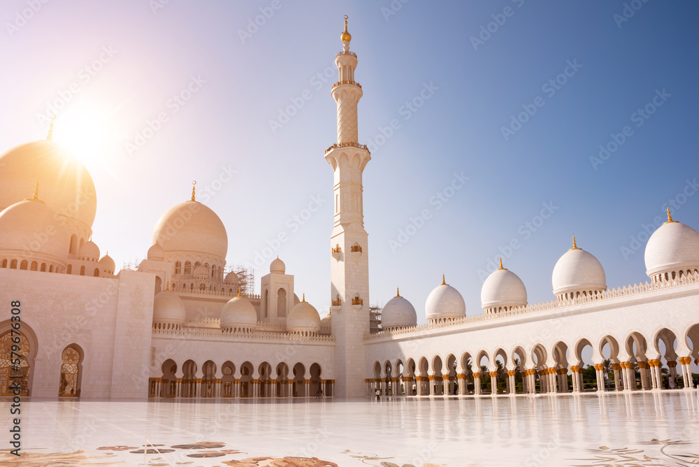 Fototapeta premium Sheikh Zayed Grand Mosque of white marble in Abu Dhabi, UAE