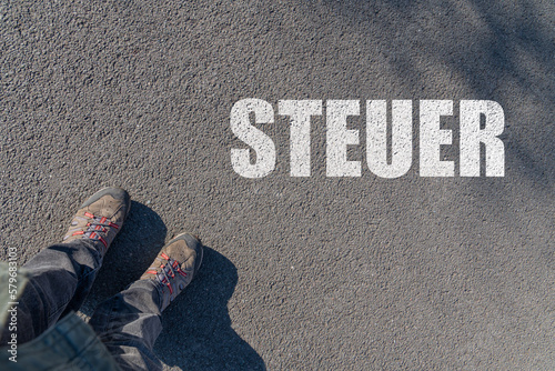 Steuer als Schlagwort auf Asphalt 