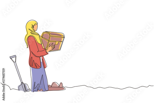 Single continuous line drawing Arab woman hunter seeker hold chest find treasure in ground. Excited businesswoman with gem artefact. Treasure gold hunting. Dynamic one line draw graphic design vector