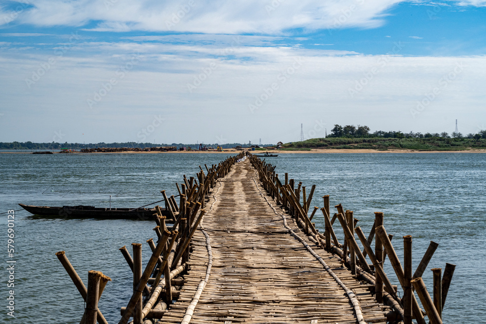 Fototapeta premium Pont de bambou à Kampong Cham , Cambodge