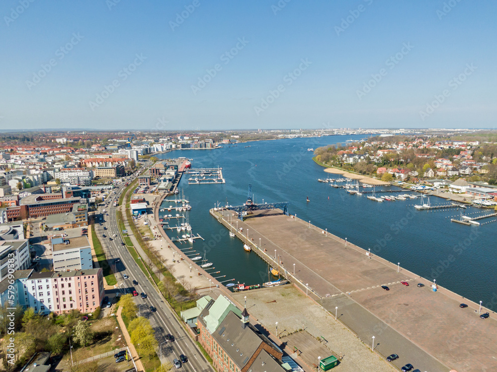 Fototapeta premium Rostock Hansestadt Großstadt Luftaufnahme von oben Fluss Warnow Ostsee Hafengebiet aus der Luft